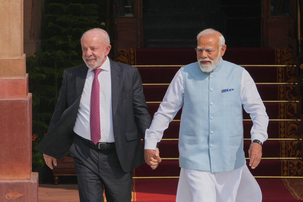 Braz&iacute;lsky prezident Luiz In&aacute;cio Lula da Silva (vľavo) a indick&yacute; premi&eacute;r Nar&eacute;ndra M&oacute;d&iacute; počas stretnutia v indickej metropole Na&iacute; Dill&iacute;. FOTO: TASR/AP