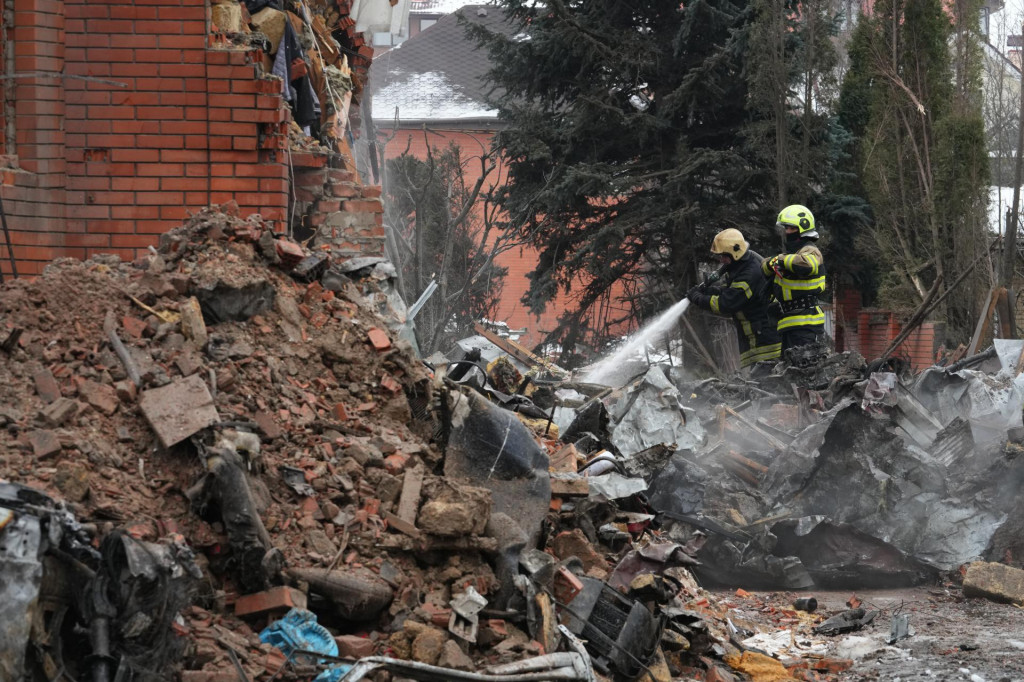 Hasiči zasahuj&uacute; po dronovom &uacute;toku ruskej arm&aacute;dy na ukrajinsk&uacute; metropolu Kyjev. FOTO: TASR/AP