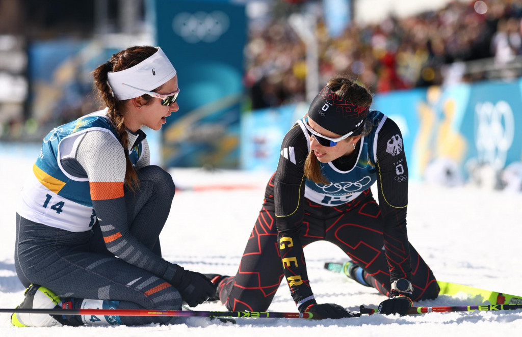 Katharina Hennig Dotzlerov&aacute; (vpravo) a Darja Neprjajevov&aacute; v cieli olympijsk&eacute;ho hromadn&eacute;ho z&aacute;vodu na 50 kilometrov.