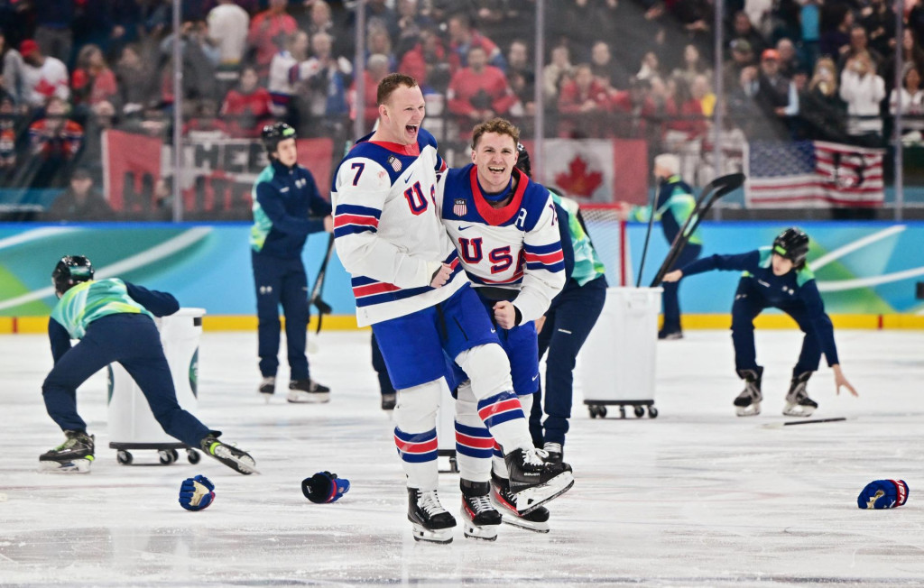 Brady Tkachuk a Matthew Tkachuk zo Spojen&yacute;ch &scaron;t&aacute;tov oslavuj&uacute; po tom, čo Jack Hughes strelil svoj druh&yacute; g&oacute;l v predĺžen&iacute; a z&iacute;skal tak zlato pre USA. FOTO: Reuters