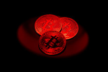 Na arch&iacute;vnej sn&iacute;mke z 28. febru&aacute;ra 2024 mince kryptomeny Bitcoin s&uacute; vystaven&eacute; v Berl&iacute;ne. FOTO: TASR/AP