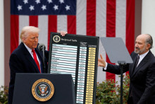 Najvy&scaron;&scaron;&iacute; s&uacute;d USA zru&scaron;il platnosť Trumpov&yacute;ch recipročn&yacute;ch ciel, ale ten okamžite pri&scaron;iel s vlastnou verziou jednostrann&yacute;ch ciel.

FOTO: REUTERS
