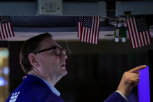 Obchodn&iacute;k pracuje burze cenn&yacute;ch papierov v New Yorku. FOTO: Reuters