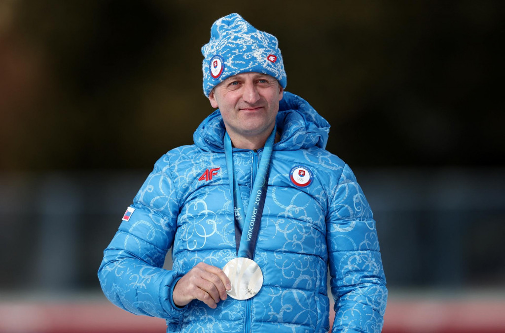 Biatlonista Pavol Hurajt po dodatočnom prevzat&iacute; striebornej medaily na olympijsk&yacute;ch hr&aacute;ch. FOTO: Reuters