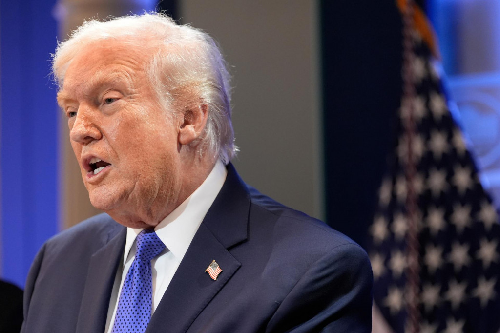 Americk&yacute; prezident Donald Trump obvinil sudcov Najvy&scaron;&scaron;ieho s&uacute;du USA, že sa nechali ovplyvniť &bdquo;zahraničn&yacute;mi z&aacute;ujmami&ldquo;, keď rozhodli o zru&scaron;en&iacute; n&iacute;m zaveden&yacute;ch glob&aacute;lnych ciel. FOTO: TASR/AP