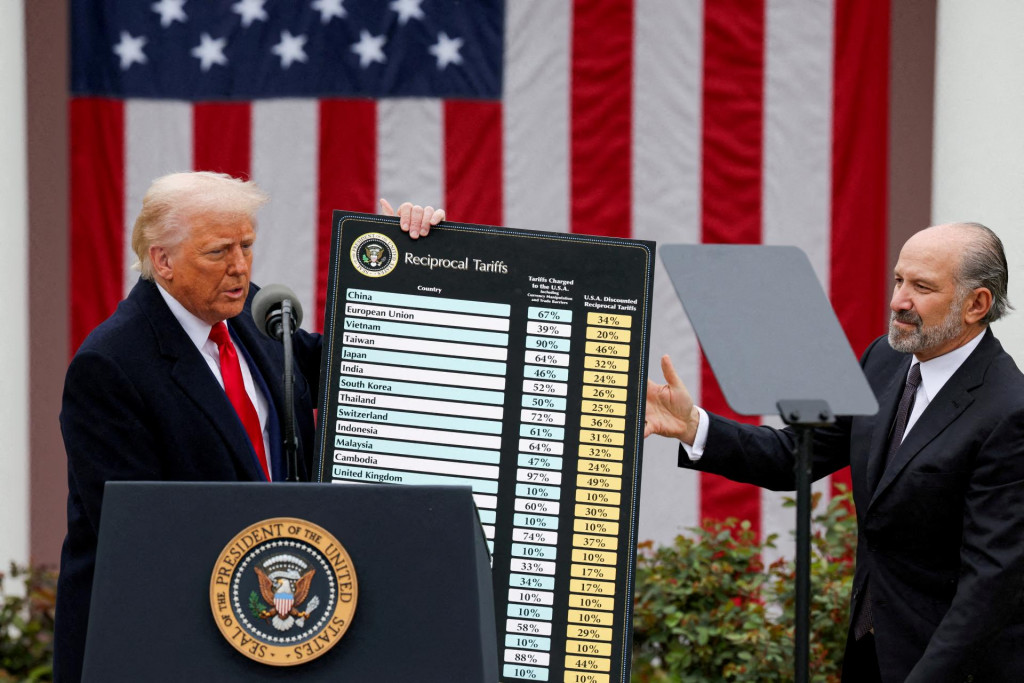 Americk&yacute; prezident Donald Trump pri predstaven&iacute; ciel na dovoz. FOTO: Reuters