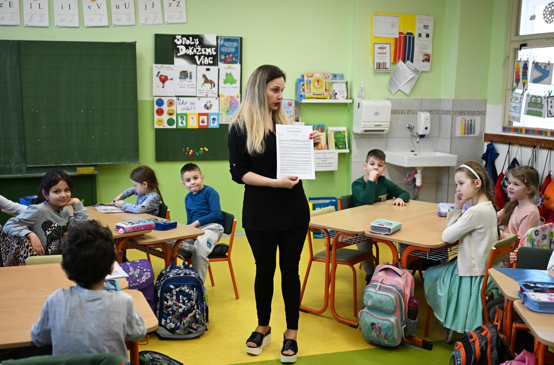 Štát pustil do škôl učiť študentov. Noví kandidáti opisujú prvé týždne, zarobia 400 až 500 eur