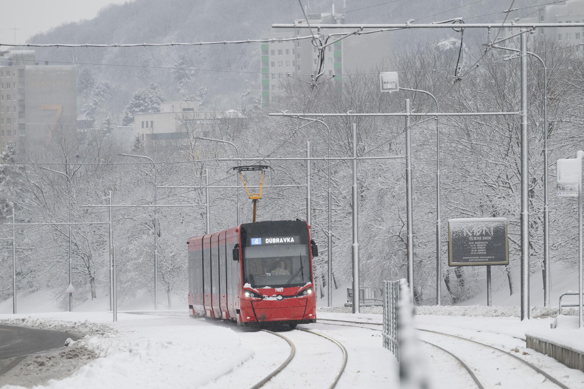 Slov&aacute;ci menia aut&aacute; za MHD. Verejn&aacute; doprava zaznamenala vlani n&aacute;rast využitia