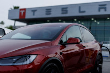 Z&aacute;ujem o automobily Tesla v Eur&oacute;pe kles&aacute;. FOTO: Reuters