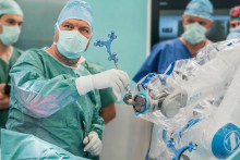 Robotick&yacute; asistent vypoč&iacute;ta optim&aacute;lne uloženie jednotliv&yacute;ch komponentov implant&aacute;tu v trojrozmernom priestore.