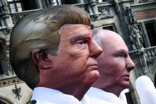 Sochy americk&eacute;ho prezidenta Donalda Trumpa a rusk&eacute;ho prezidenta Vladimira Putina na demon&scaron;tr&aacute;cii počas Mn&iacute;chovskej bezpečnostnej konferencie v Mn&iacute;chove. FOTO: Reuters