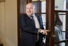 Minister cestovn&eacute;ho ruchu a &scaron;portu Rudolf Huliak počas pr&iacute;chodu na zasadnutie vl&aacute;dy. FOTO: TASR/P. Neubauer
