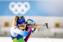 Na sn&iacute;mke Paul&iacute;na B&aacute;tovsk&aacute; Fialkov&aacute; strieľa pred začiatkom ženskej &scaron;tafety v biatlone na zimn&yacute;ch olympijsk&yacute;ch hr&aacute;ch v Anterselve v nedeľu 18. febru&aacute;ra 2026. FOTO: TASR/SO&Scaron;V/Andrej Galica