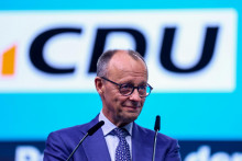 Nemeck&yacute; kancel&aacute;r a &scaron;&eacute;f kresťansko-demokratickej &uacute;nie Friedrich Merz na stran&iacute;ckej konferencii v Stuttgarte. FOTO: REUTERS
