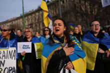 Priaznivci Ukrajiny protestuj&uacute; pred &scaron;tvrt&yacute;m v&yacute;roč&iacute;m ruskej inv&aacute;zie na Ukrajinu v Mil&aacute;ne. FOTO: Reuters