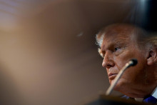 Prezident Donald Trump na tlačovej konferencie v Bielom dome po rozhodnut&iacute; Najvy&scaron;&scaron;ieho s&uacute;du, že prekročil svoje pr&aacute;vomoci zaveden&iacute;m ciel. FOTO: Reuters