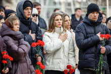 Mlad&iacute; Ukrajinci na z&aacute;bere z 24. febru&aacute;ra 2026 vzd&aacute;vaj&uacute; hold obetiam ruskej inv&aacute;zie v meste Irpiň pri Kyjeve. FOTO: Reuters