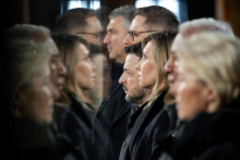Ukrajinsk&yacute; prezident Volodymyr Zelenskij s manželkou Olenou, f&iacute;nsky prezident Alexander Stubb, chorv&aacute;tsky premi&eacute;r Andrej Plenkovič, predsedn&iacute;čka Eur&oacute;pskej komisie Ursula von der Leyenov&aacute; a predseda Eur&oacute;pskej rady Ant&oacute;nio Costa sa z&uacute;častňuj&uacute; modlitby za mier v Chr&aacute;me sv&auml;tej Sofie. FOTO: Reuters