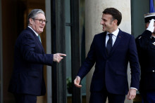 Franc&uacute;zsky prezident Emmanuel Macron v&iacute;ta britsk&eacute;ho premi&eacute;ra Keira Starmera pri jeho pr&iacute;chode na stretnutie s eur&oacute;pskymi l&iacute;drami o Ukrajine a eur&oacute;pskej bezpečnosti v Elyzejskom pal&aacute;ci (17. febru&aacute;ra 2025). FOTO: Reuters