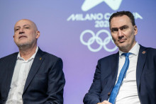 Na sn&iacute;mke zľava prezident Slovensk&eacute;ho olympijsk&eacute;ho a &scaron;portov&eacute;ho v&yacute;boru Anton Siekel a prezident Slovensk&eacute;ho zv&auml;zu ľadov&eacute;ho hokeja Miroslav &Scaron;atan. FOTO: TASR/Jakub Kotian