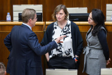 Na sn&iacute;mke v strede poslankyňa Lucia Plav&aacute;kov&aacute; (Progres&iacute;vne Slovensko). FOTO: TASR/Jaroslav Nov&aacute;k