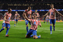 Johnny Cardoso z Atletica Madrid oslavuje strelenie svojho druh&eacute;ho g&oacute;lu s Kokem, Alexandrom Sorlothom a Davidom Hanckom. FOTO: REUTERS