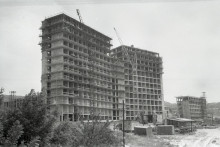 V&yacute;stavba nemocnice na Kram&aacute;roch v j&uacute;li 1963.