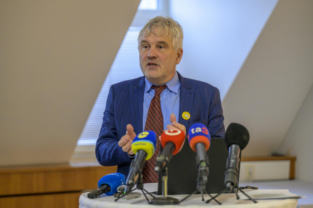 Na sn&iacute;mke komis&aacute;r pre deti Jozef Miklo&scaron;ko počas tlačovej konferencie &Uacute;radu komis&aacute;ra pre deti (&Uacute;KPD) o zisteniach rozsiahleho monitoringu v obciach s marginalizovan&yacute;mi r&oacute;mskymi komunitami v Pre&scaron;ovskom aj Ko&scaron;ickom kraji. V Pre&scaron;ove 20. janu&aacute;ra 2025. FOTO TASR - Veronika Mihalikov&aacute; *** Local Caption *** portr&eacute;t &scaron;&iacute;rka FOTO: Veronika Mihalikov?