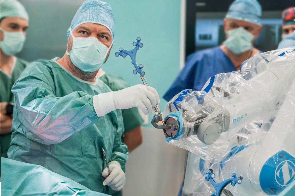 Robotick&yacute; asistent vypoč&iacute;ta optim&aacute;lne uloženie jednotliv&yacute;ch komponentov implant&aacute;tu v trojrozmernom priestore.