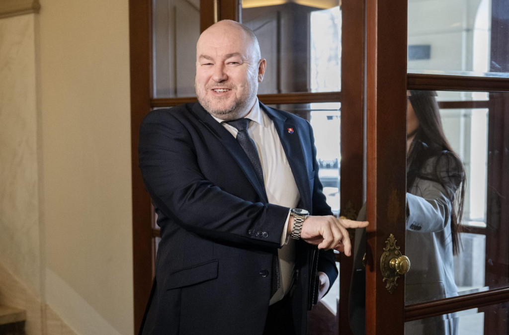 Minister cestovn&eacute;ho ruchu a &scaron;portu Rudolf Huliak počas pr&iacute;chodu na zasadnutie vl&aacute;dy. FOTO: TASR/P. Neubauer