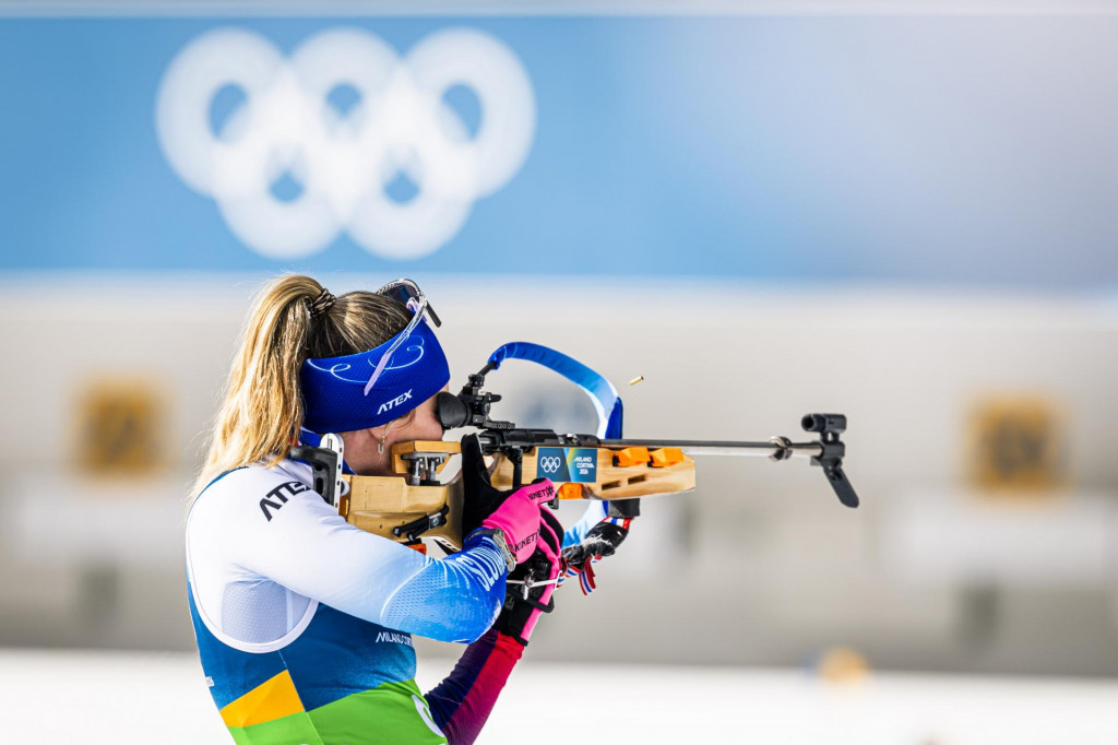 Na sn&iacute;mke Paul&iacute;na B&aacute;tovsk&aacute; Fialkov&aacute; strieľa pred začiatkom ženskej &scaron;tafety v biatlone na zimn&yacute;ch olympijsk&yacute;ch hr&aacute;ch v Anterselve v nedeľu 18. febru&aacute;ra 2026. FOTO: TASR/SO&Scaron;V/Andrej Galica
