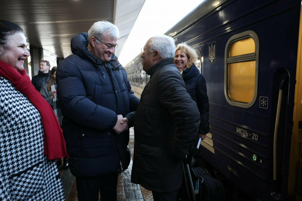 Predsedu Eur&oacute;pskej rady Ant&oacute;nia Costu v&iacute;ta v Kyjeve ukrajinsk&yacute; minister zahraničia Andrij Sybiha. FOTO: X/Ant&oacute;nio Costa