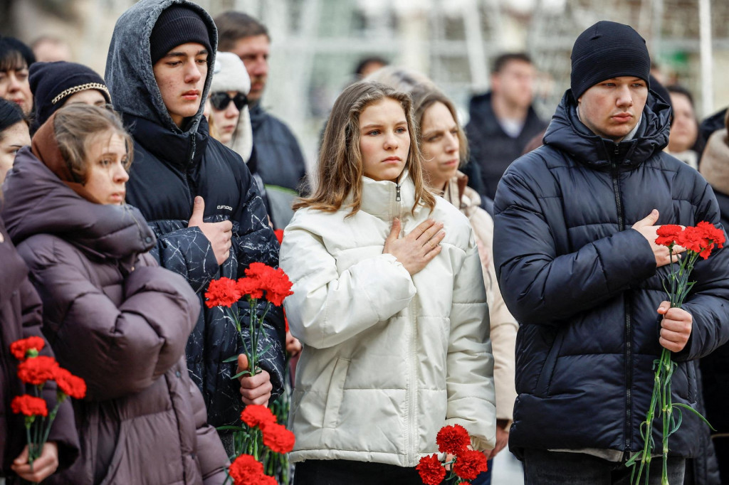 Mlad&iacute; Ukrajinci na z&aacute;bere z 24. febru&aacute;ra 2026 vzd&aacute;vaj&uacute; hold obetiam ruskej inv&aacute;zie v meste Irpiň pri Kyjeve. FOTO: Reuters
