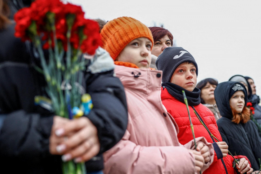 Deti na spomienkovej udalosti v meste Irpin. FOTO: REUTERS