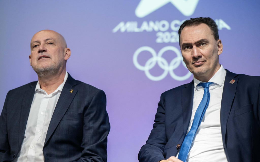 Na sn&iacute;mke zľava prezident Slovensk&eacute;ho olympijsk&eacute;ho a &scaron;portov&eacute;ho v&yacute;boru Anton Siekel a prezident Slovensk&eacute;ho zv&auml;zu ľadov&eacute;ho hokeja Miroslav &Scaron;atan. FOTO: TASR/Jakub Kotian