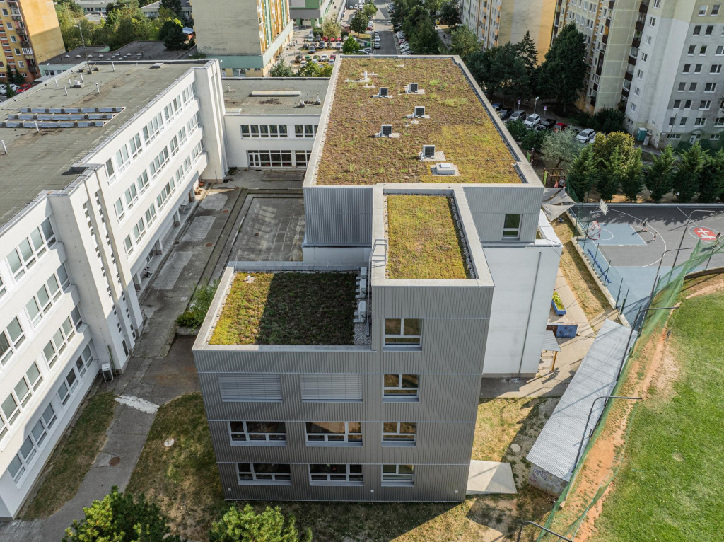 Projekt pr&iacute;stavby a nadstavby Z&Scaron; I. Bukovčana bol financovan&yacute; z eurofondov a i&scaron;lo o najv&auml;č&scaron;iu invest&iacute;ciu do &scaron;koly od jej postavenia. FOTO: ​arch&iacute;v mestskej časti Dev&iacute;nska Nov&aacute; Ves