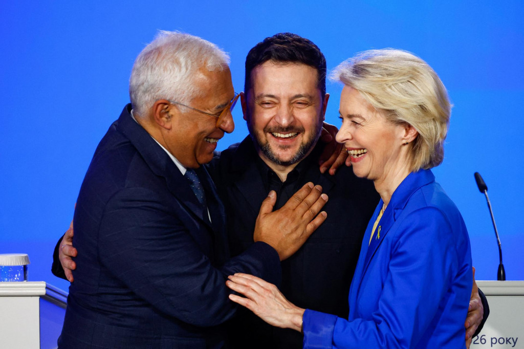 Ukrajinsk&yacute; prezident Volodymyr Zelenskyj, &scaron;&eacute;fka Eur&oacute;pskej komisie Ursula von der Leyenov&aacute; a predseda Eur&oacute;pskej rady Ant&oacute;nio Costa. FOTO: REUTERS