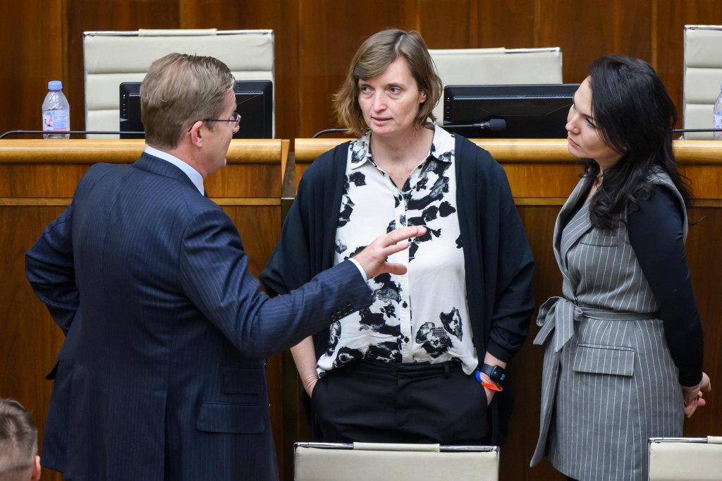 Na sn&iacute;mke v strede poslankyňa Lucia Plav&aacute;kov&aacute; (Progres&iacute;vne Slovensko). FOTO: TASR/Jaroslav Nov&aacute;k