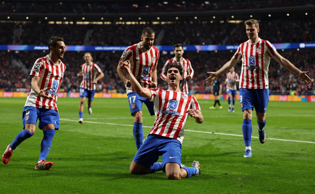 Johnny Cardoso z Atletica Madrid oslavuje strelenie svojho druh&eacute;ho g&oacute;lu s Kokem, Alexandrom Sorlothom a Davidom Hanckom. FOTO: REUTERS