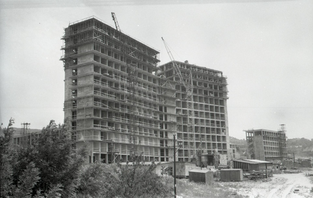V&yacute;stavba nemocnice na Kram&aacute;roch v j&uacute;li 1963.