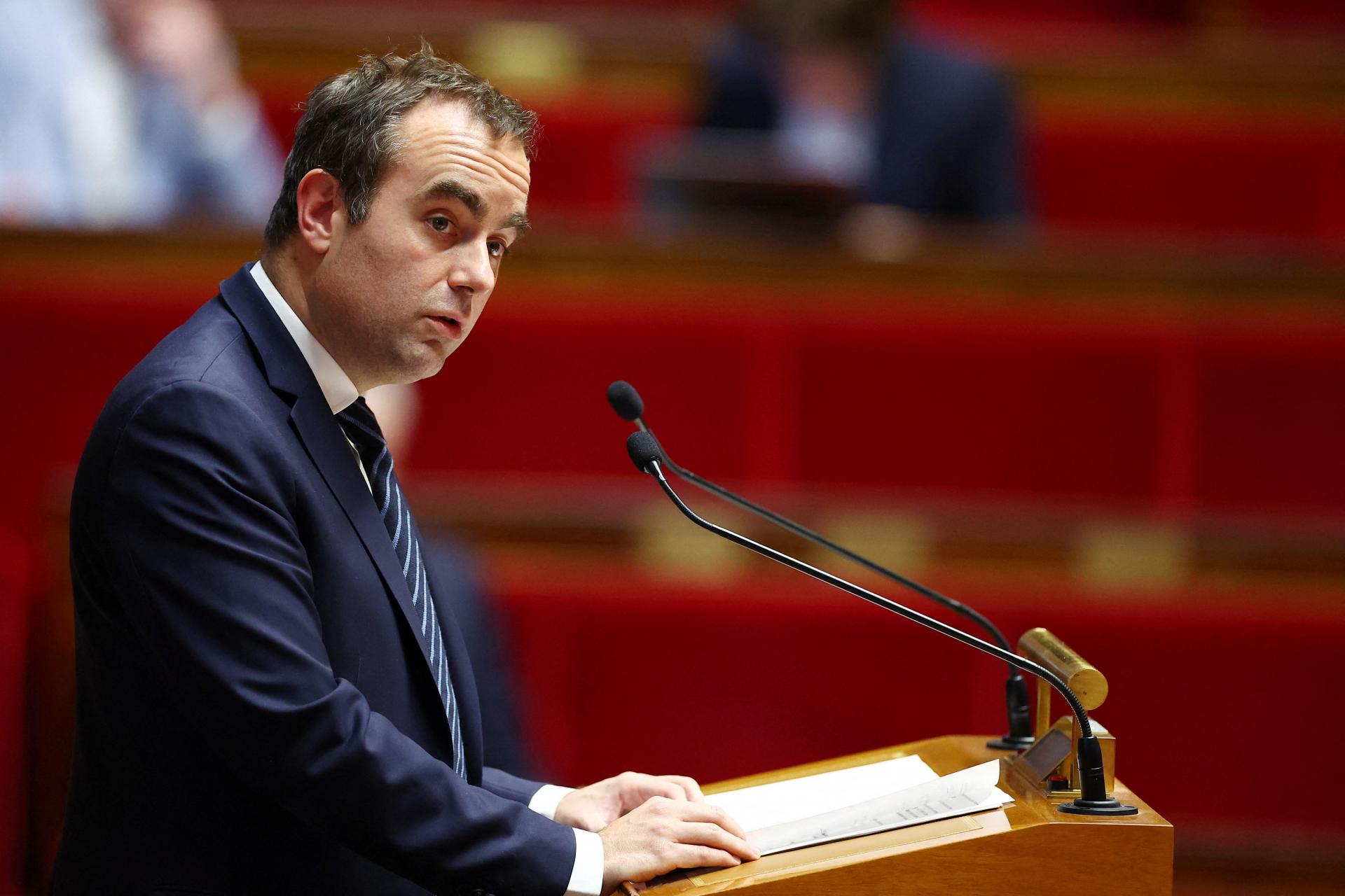 Francúzska vláda prežila ďalšie dve hlasovania o nedôvere