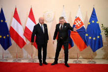 &Scaron;&eacute;f rak&uacute;skej vl&aacute;dy je na sn&iacute;mke z 10. febru&aacute;ra zachyten&yacute; s Robertom Ficom počas n&aacute;v&scaron;tevy Bratislavy. FOTO: Reuters