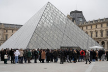 Ľudia čakaj&uacute; v rade pred m&uacute;zeom Louvre v Par&iacute;ži 13. febru&aacute;ra 2026. FOTO: TASR/AP