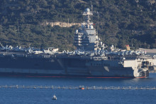 Najv&auml;č&scaron;ia lietadlov&aacute; loď na svete USS Gerald R. Ford kotv&iacute; na americkej n&aacute;mornej z&aacute;kladni na gr&eacute;ckom ostrove Kr&eacute;ta v utorok 24. febru&aacute;ra 2026. FOTO: TASR/AP