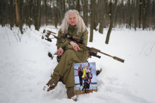 Ukrajinka Tetiana Chimionov&aacute;, ktor&aacute; teraz pracuje ako ostreľovač ukrajinskej arm&aacute;dy, p&oacute;zuje so svojou fotografiou ako učiteľka tanca, čomu sa venovala pred ruskou inv&aacute;ziou na Ukrajinu, v parku v Kyjeve. FOTO: TASR/AP