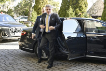 Predseda vl&aacute;dy Robert Fico počas v&yacute;jazdov&eacute;ho rokovania na Smolenickom z&aacute;mku. FOTO: TASR/P. Neubauer