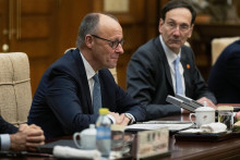 Na sn&iacute;mke nemeck&yacute; kancel&aacute;r Friedrich Merz počas stretnutia s č&iacute;nskym ministrom zahraničn&yacute;ch vec&iacute; Wangom I v Pekingu. FOTO: TASR/AP