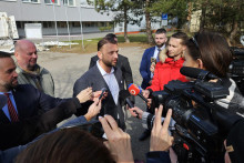 Z budovy Klientskeho centra na Z&aacute;hradn&iacute;ckej ulici v Kom&aacute;rne spadla časť strechy. Pri trag&eacute;dii pri&scaron;la o život jedna osoba, ďal&scaron;ie dve utrpeli zranenia. Na mieste zasahovali v&scaron;etky z&aacute;chrann&eacute; zložky. Na sn&iacute;mke uprostred minister vn&uacute;tra SR Mat&uacute;&scaron; &Scaron;utaj E&scaron;tok (Hlas-SD) hovor&iacute; s novin&aacute;rmi pred budovou Klientskeho centra v Kom&aacute;rne 25. febru&aacute;ra 2026. FOTO TASR - Milan Drozd FOTO: Milan Drozd