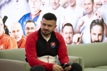 Ved&uacute;ci slovenskej v&yacute;pravy na XIV. zimn&yacute;ch paralympijsk&yacute;ch hr&aacute;ch 2026 Mil&aacute;no/Cortina Tom&aacute;&scaron; Varga. FOTO: TASR/Maro&scaron; Herc