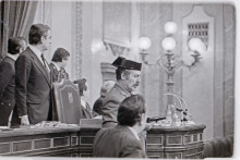 Na arch&iacute;vnej sn&iacute;mke z 23. febru&aacute;ra 1981 podplukovn&iacute;k &scaron;panielskej Civilnej gardy Antonio Tejero drž&iacute; streln&uacute; zbraň počas pokusu o prevrat v &scaron;panielskom parlamente v Madride. FOTO: TASR/AP